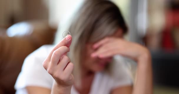 Stressad Ledsen Kvinna Som Håller Förlovningsringen Besvikelse Problem Med Familjesvek — Stockvideo