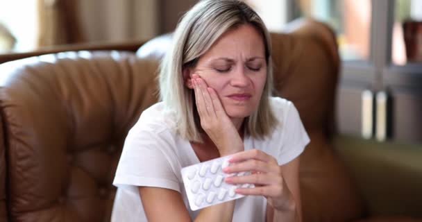 Portrait Woman Suffering Toothache Holding Painkillers Hand Toothache Dental Health — Stock Video