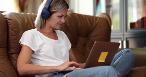 Freelancer Γυναίκα Ακουστικά Και Laptop Λειτουργεί Απευθείας Σύνδεση Συνεδρίαση Στον — Αρχείο Βίντεο