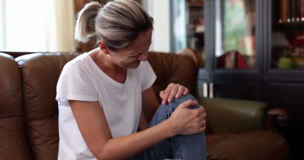 Die Junge Frau Leidet Unter Knieschmerzen Wenn Sie Auf Der — Stockvideo