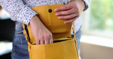 Kadın çantadan modern akıllı telefonu çıkarıyor. Mobil uygulamayı kullanarak