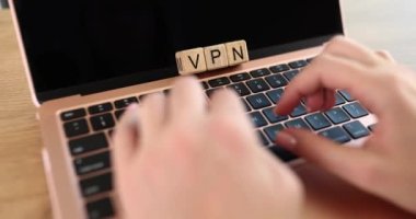 En iyi VPN servisleri ve dizüstü bilgisayardaki kadın elleri. PC için boş VPN