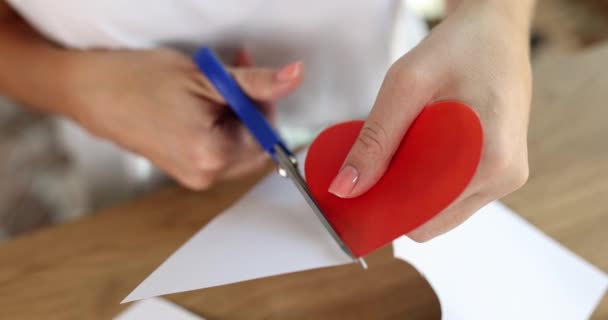 Frauenhände Schnitten Rote Herzen Aus Papier Aus Geschenkkonzept Für Valentinstag — Stockvideo