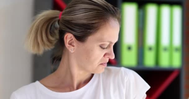 Portrait Femme Reniflant Son Aisselle Dégoûtée Par Odeur Sueur Hygiène — Video
