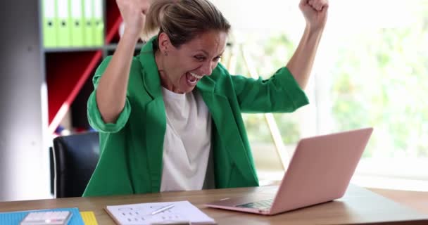 兴高采烈的女人看着手提电脑显示器 成功的企业建设理念和赢得的情感 — 图库视频影像