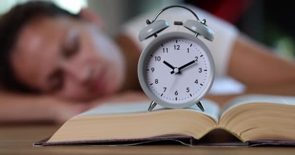 Ébresztőóra Könyvön Fáradt Alvó Oktatás Tanulás Alvás — Stock videók
