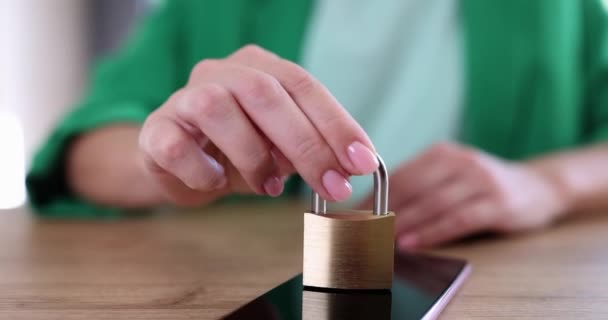 Mujer Pone Candado Teléfono Inteligente Moderno Protección Datos Personales Seguridad — Vídeo de stock