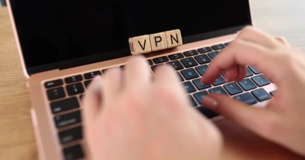 Кращі Послуги Vpn Жіночі Руки Клавіатурі Ноутбуків Безкоштовна Vpn — стокове відео