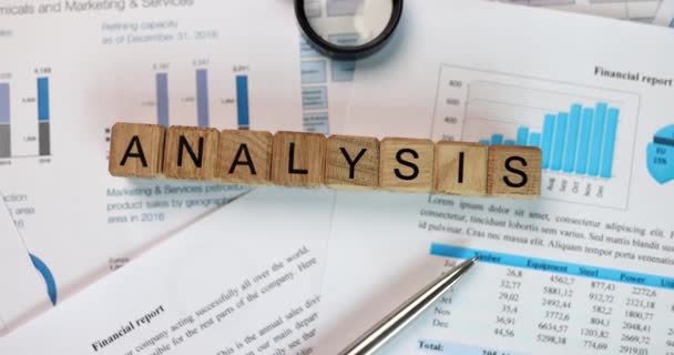 Word Analysis Business Report Financial Charts Inglés Datos Financieros Gráficos — Vídeo de stock