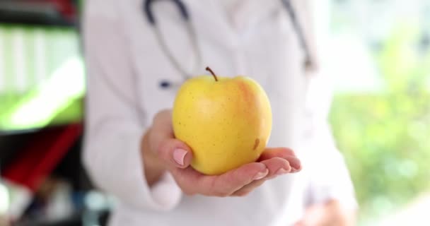 Lekarz Dietetyk Trzyma Żółte Jabłko Koncepcja Korzyści Zdrowotnych Kalorii Dla — Wideo stockowe