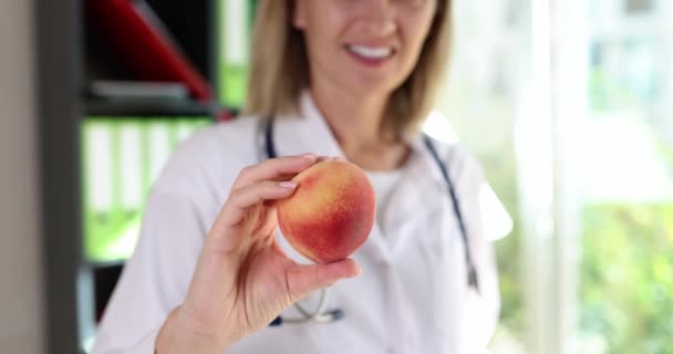 Дієтолог Тримає Стиглий Персик Руці Здорове Харчування Дієтичні Вітаміни — стокове відео