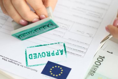 Avrupa Birliği 'ne seyahat vizesinin onaylanması, bir büyükelçilik çalışanı damgalar. Schengen vizesi almak