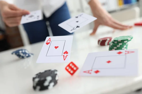 Jugador Poker Lanza Cartas Fichas Casino Juego Póquer Ganancias Financieras — Foto de Stock