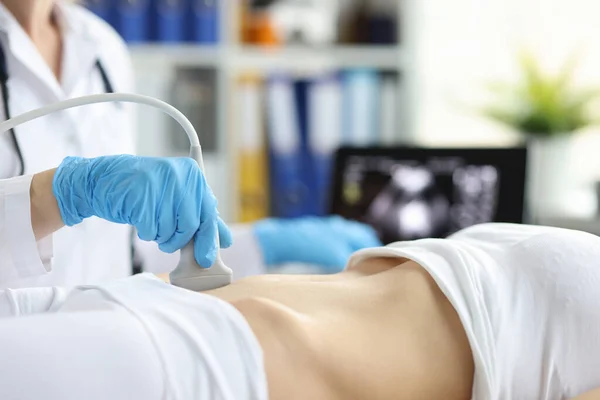 Technik Sonograf Posiada Sondę Ultrasonograficzną Diagnozowania Stanu Ciężarnej Kobiety Patrzącej — Zdjęcie stockowe