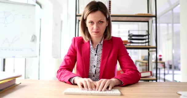 Mujer Escribiendo Teclado Computadora Mirando Pantalla Película Cámara Lenta Concepto — Vídeo de stock