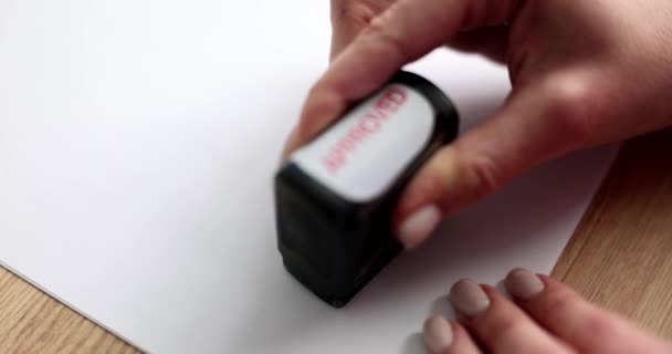 Χέρι Τοποθέτηση Σφραγίδα Εγκριθεί Κόκκινο Μελάνι Χαρτί Closeup Ταινία Αργή — Αρχείο Βίντεο