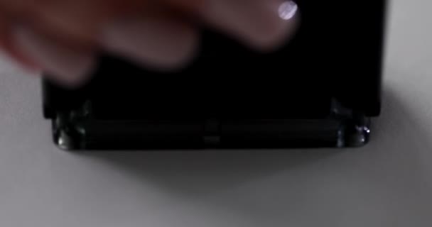 Mão Carimbando Completado Com Tinta Vermelha Papel Closeup Filme Câmera — Vídeo de Stock