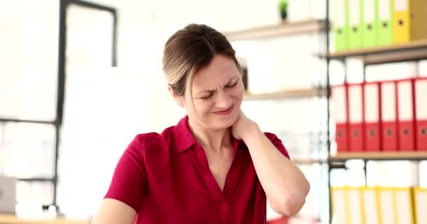 Frau Windet Sich Vor Schmerzen Und Hält Ihren Nacken Büro — Stockvideo