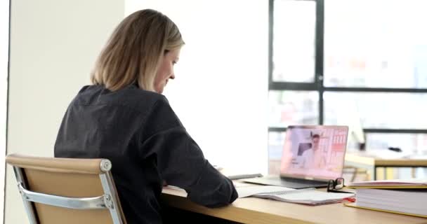 在办公室4K电影中 女商人通过视频通话与同事交流 业务概念方面的远程工作 — 图库视频影像