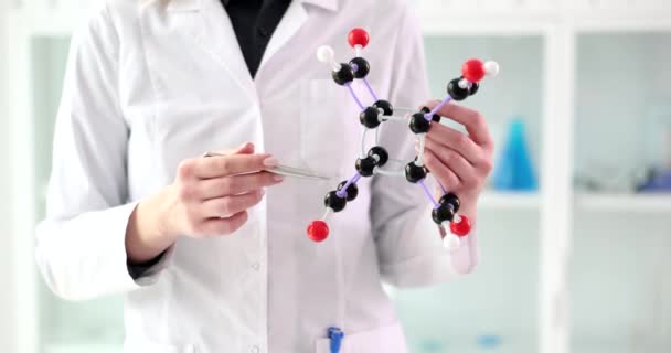 Професор Хімік Пояснює Структуру Молекули Аудиторії Крупним Планом Фільм Повільний — стокове відео