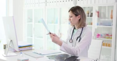 Doktor terapist, klinikteki akciğerlerin röntgenine bakıyor. Zatürree teşhisi
