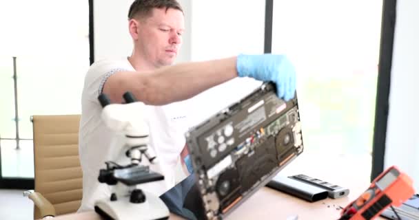 Mestre Reparador Reparar Laptop Oficina Filme Câmera Lenta Diagnosticar Problemas — Vídeo de Stock
