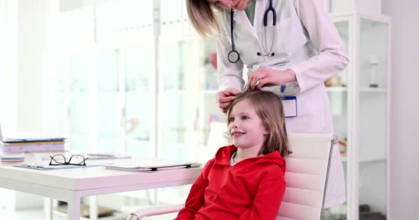Kinderarzt Untersucht Kopf Und Haare Des Kindes Klinik Film Zeitlupe — Stockvideo