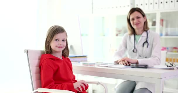 Dziewczynka Pokazuje Czerwone Serce Zabawki Wizytę Lekarza Pediatry Film Slow — Wideo stockowe