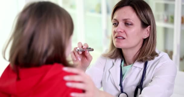 Médico Pediatra Examinando Garganta Del Niño Con Linterna Película Cámara — Vídeo de stock