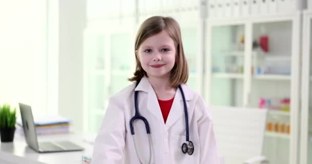 Κοριτσάκι Ιατρικό Φόρεμα Στηθοσκόπιο Που Δείχνει Αντίχειρες Στην Κλινική Ταινία — Αρχείο Βίντεο