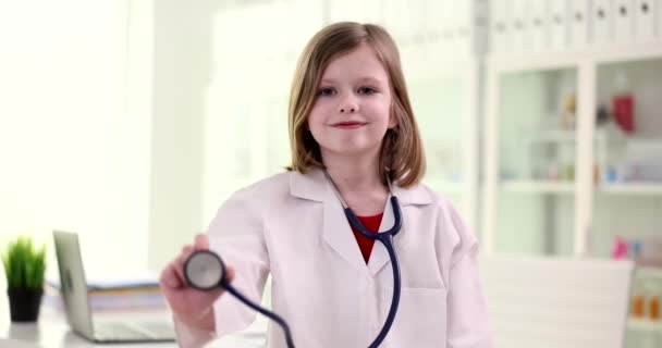 Klein Meisje Medische Jurk Met Stethoscoop Kliniek Film Slow Motion — Stockvideo