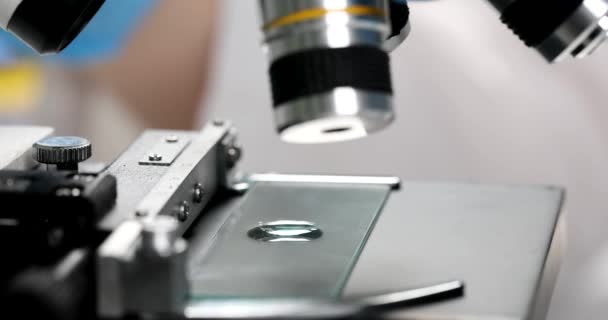 Científico Químico Examinando Gotas Líquido Diapositiva Vidrio Bajo Microscopio Primer — Vídeos de Stock