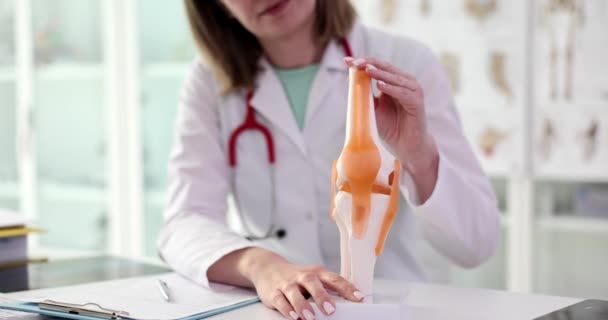 Profesor Traumatologi Menunjukkan Kerja Lutut Manusia Bersama Pada Model Anatomi — Stok Video