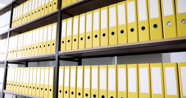 Книжный Шкаф Большим Количеством Желтых Папок Документами Архиве Movie Slow — стоковое видео