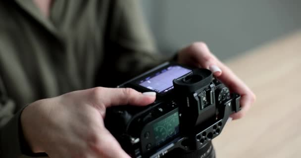 Fotoğrafçı Elleri Profesyonel Kamerayı Tutuyor Yakın Çekim Film Ağır Çekim — Stok video