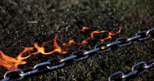 Trawa Płonie Ogniem Pobliżu Żelaznego Łańcucha Zbliżenie Film Slow Motion — Wideo stockowe