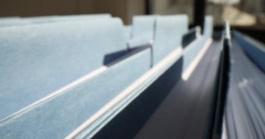 Arşivinde 4K film ağır çekimde olan mavi klasörlerin kapatılması. Evrak işleri ve bürokrasi kavramı
