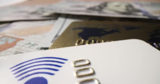 Bankadaki Kredi Kartları Banknotların Üzerinde Yatıyor Lık Film Yavaş Çekim — Stok video