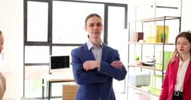 İş adamlarından oluşan bir ekip, ofis portresi 4K filminde ağır çekimde el ele tutuşuyor. Başarılı takım çalışması kavramı