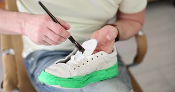 主修理工画运动鞋与白漆在车间特写4K电影慢动作 鞋类修理和修复概念 — 图库视频影像