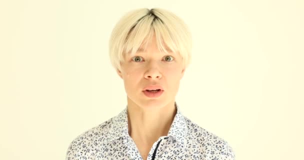 Portret Van Jonge Bange Blonde Vrouw Witte Achtergrond Film Slow — Stockvideo