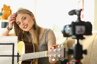 Kanepe kayıtlarındaki kadınlar online gitar dersleri alıyorlar. Uzaktan öğrenme müzik ve gitar çalma kavramı
