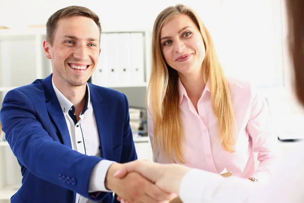 家族のカップルやビジネスチームは クライアントと握手 社員の握手及び業務契約の締結 — ストック写真