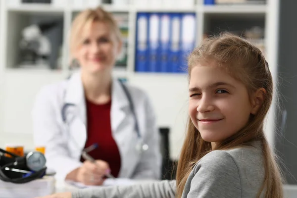 Kinderporträt Zwinkert Arztpraxis Die Kamera Kind Täuscht Krankheit Bei Kinderarzttermin — Stockfoto
