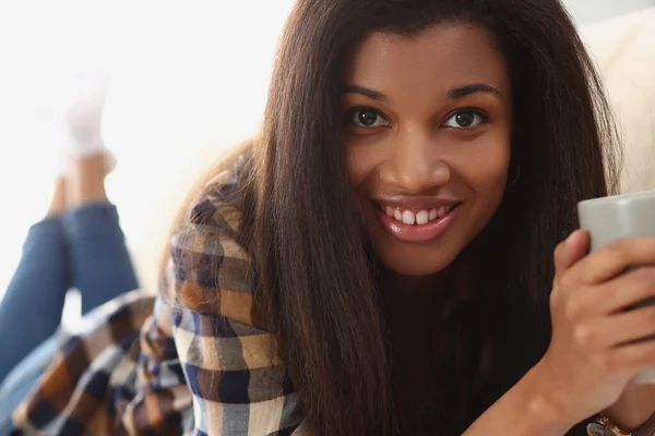 Ung Vacker Afro Kvinna Dricker Kaffe Och Ligger Soffan Fritid — Stockfoto