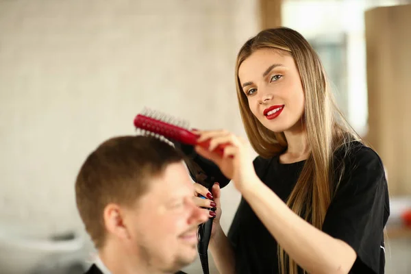 美容師の女性の美容師は 男性のクライアントのためのヘアドライヤーとヘアドライヤーを作ります スタイリッシュな流行のヘアスタイルのコンセプト — ストック写真