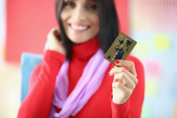Vrouw Met Kredietkaart Close Winkelen Winkelen Korting Verkoop Concept — Stockfoto