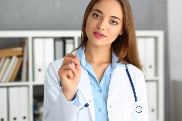 ペンを保持する美しい女性医師の肖像画 医療保険契約の概念 — ストック写真