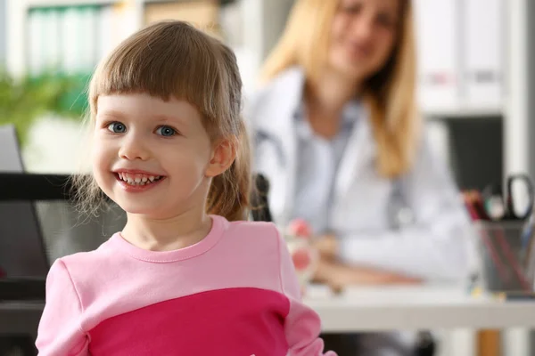 Kis Mosolygó Kislány Portréja Háttérben Ott Orvos Gyermekegészségbiztosítási Gyermekorvosi Szolgáltatások — Stock Fotó