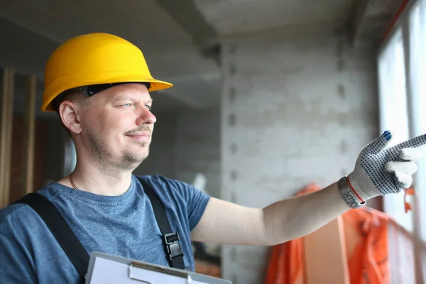 Construtor Masculino Capacete Olha Para Janela Canteiro Obras Foreman Capataz — Fotografia de Stock